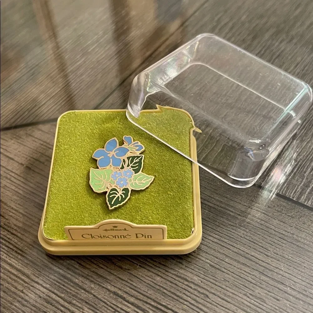 Vintage Hallmark Cards Inc. Forget - Me - Not Flower Enamel Cloisonné Pin Brooch